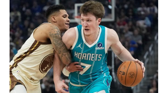 Scorage équilibré, 23 3 points d'avance des Warriors sur les Hornets, 136-116