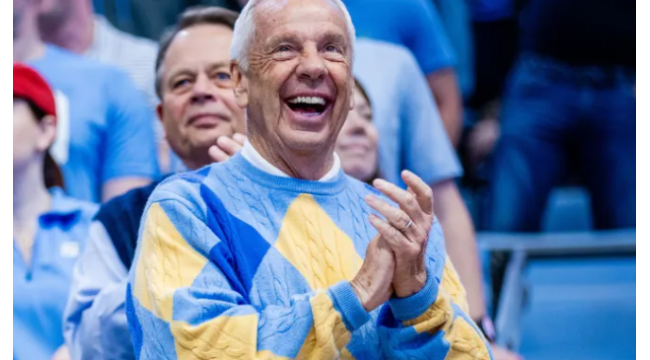 La légende de l'UNC Roy Williams soutient Coby White dans les débuts à domicile des Hornets