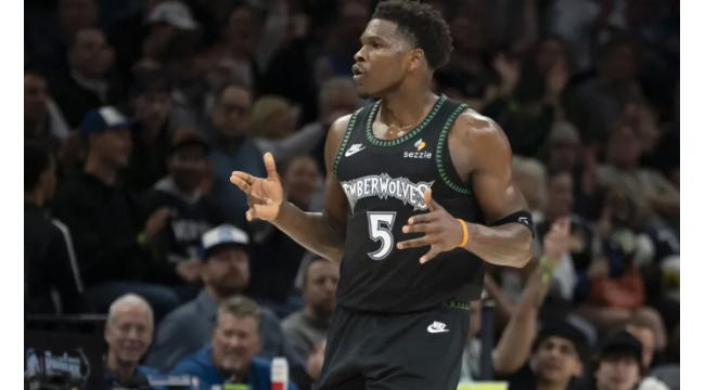 Anthony Edwards en train de faire face aux Raptors