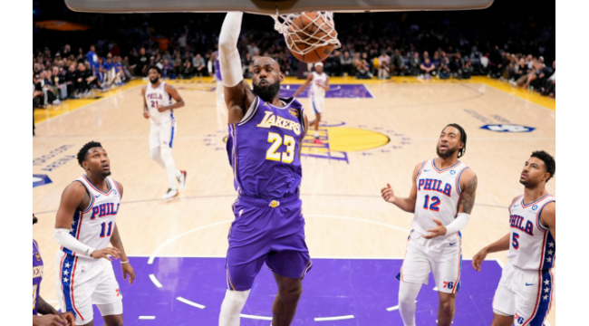 Austin Reaves marque 35, les Lakers surmontent le départ de Luka pour une victoire 119-115 sur les Sixers