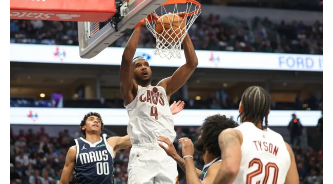 Evan Mobley marque 23 points en première mi-temps alors que les Cavs écrasent les Mavs