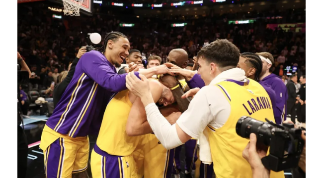 Les 60 points de Luka Doncic poussent les Lakers à la 8ème victoire consécutive