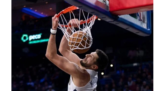 Les 40 points de Joel Embiid mènent les 76ers à la victoire sur les Pelicans après la suspension de 25 matchs de Paul George