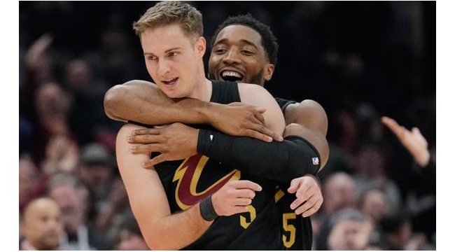 Sam Merrill marque 32 points alors que les Cavaliers battent les Wizards 138-113 dans les débuts à domicile de James Harden