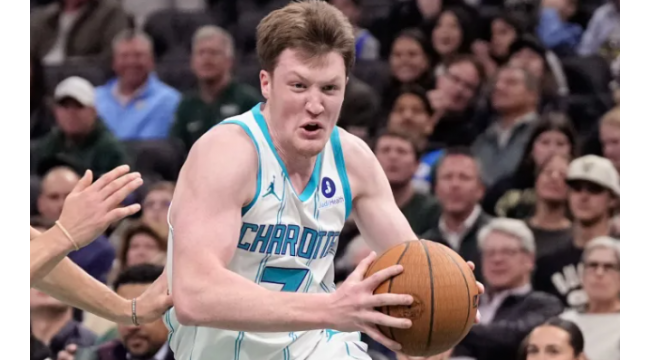 Kon Knueppel remercie ses coéquipiers pour l'avoir aidé à obtenir le record historique de trois points