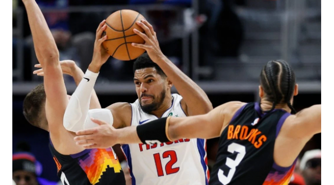 Les Pistons se rallient pour battre les Suns 108-105 pour une quatrième victoire en 5 matchs