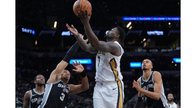 Les Pelicans gaspillent une avance de 20 points, rebond pour battre les Spurs 104-95