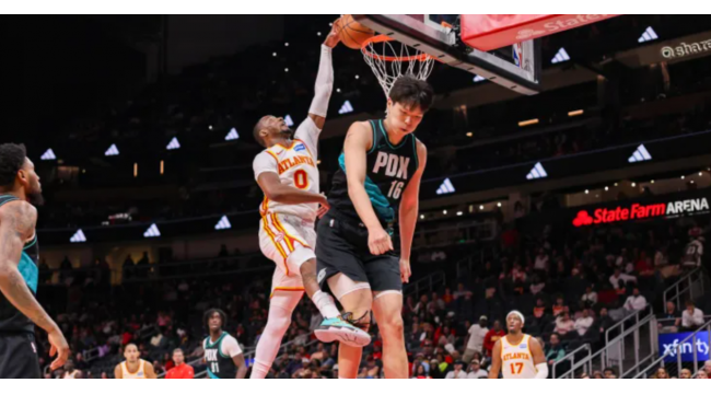 L'ex-Warriors Jonathan Kuminga regarde à la maison avec les Hawks