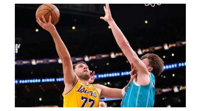 LaMelo Ball frappe 9 3-pointeurs pour mener les Hornets à une victoire surprenante 135-117 sur les Lakers de Luka