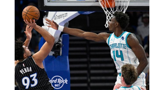 Ballon de retour dans la formation de départ, aide à déclencher un départ rapide lorsque les Hornets battent Magic 124-97