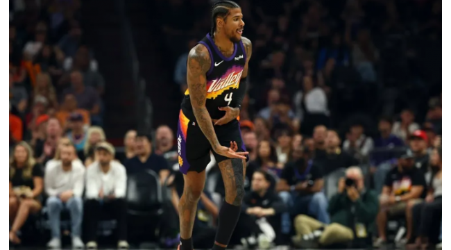 Les soleils s'empilent sur les points, le jazz triste en croisière vers la victoire