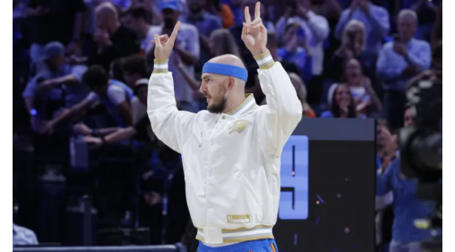 Alex Caruso romp son silence sur la faute technique après sa tentative de blocage de chaussures