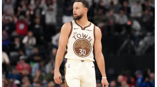 Les Warriors prévoient de jumeler Stephen Curry avec les Mavericks en hausse de 3,6 millions de dollars par rachat