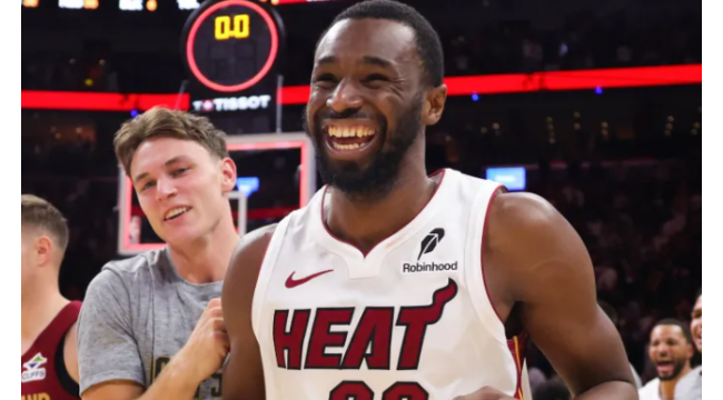 Andrew Wiggins célèbre la réalisation de 15 000 points de carrière