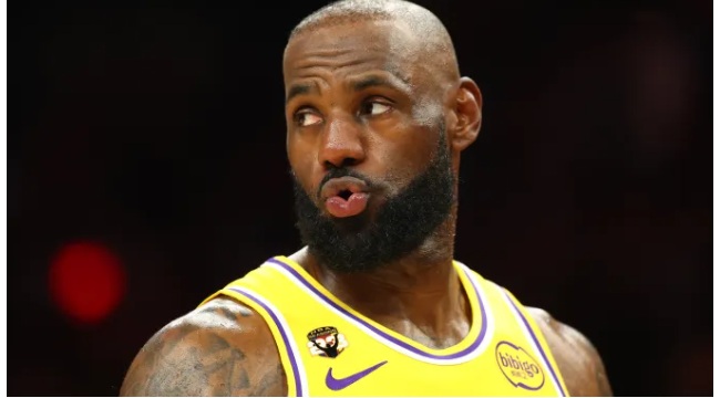 LeBron James réagit à l'incrédulité des gens dans son dunk inverse contre les Rockets