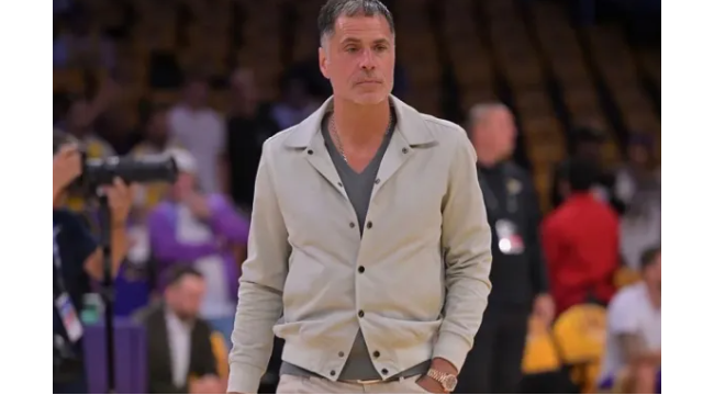 Le GM des Lakers Rob Pelinka révèle une nouvelle direction de la franchise basée sur la dynastie de formation d'une autre équipe de Los Angeles