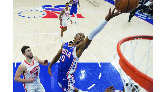 Maxey marque 36, Embiid a triple-double dans la victoire 128-122 des 76ers sur les Rockets