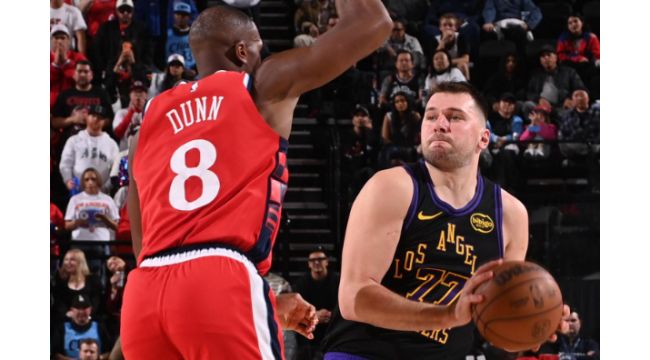 Les 24 points de Kawhi Leonard aident les Clippers à repousser les Lakers au quatrième quart