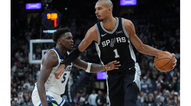 Wembanyama aide les Spurs à se défendre contre le record de la saison de 55 points d'Edwards