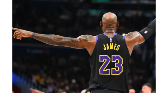 LeBron James devient le plus vieux joueur de la NBA à obtenir un triple-double