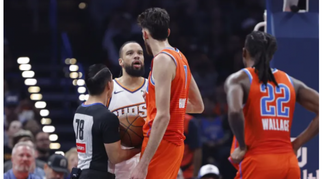 Chet Holmgren éclaire Dillon Brooks avant le match 2 des Playoffs de la NBA Suns-Thunder