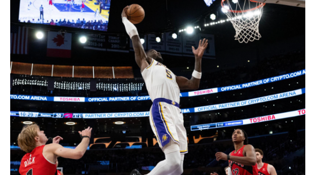 Luka, LeBron remettent les Lakers en forme dans une victoire 110-93 sur les Raptors