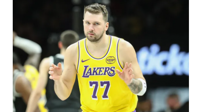 Les Lakers liés à un échange hors saison pour l'ancien coéquipier des Mavericks de Luka Doncic de 90 millions de dollars
