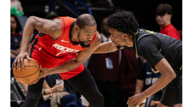 Les pélicans pendent pendant un quart, puis les roquettes allument les postbrûleurs