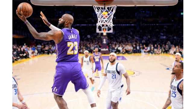 LeBron James devient le plus vieux joueur avec triple-double dans la victoire 124-104 des Lakers sur les Mavericks