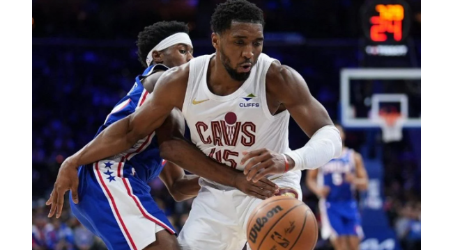 Mitchell a 35 points pour emporter les Cavs devant les 76ers 133-107 mais Garland sort avec une blessure au pied