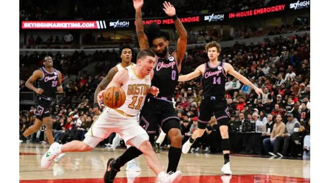 Le batteur de Kevin Huerter soulève les Bulls devant les Celtics avant la retraite du maillot de Derrick Rose