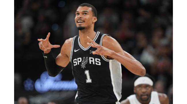 Wembanyama a 38 points et 16 rebonds dans la victoire 121-106 des Spurs contre les Pistons