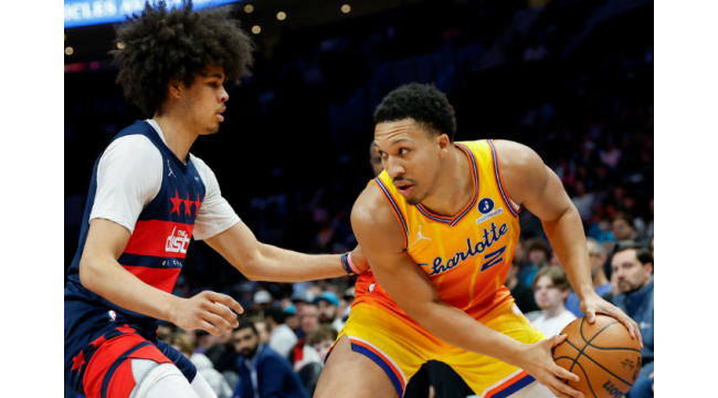 Les Hornets remportent 119-115 sur les jeunes Wizards, dont les 5 premiers avaient un âge moyen de 20,64 ans.