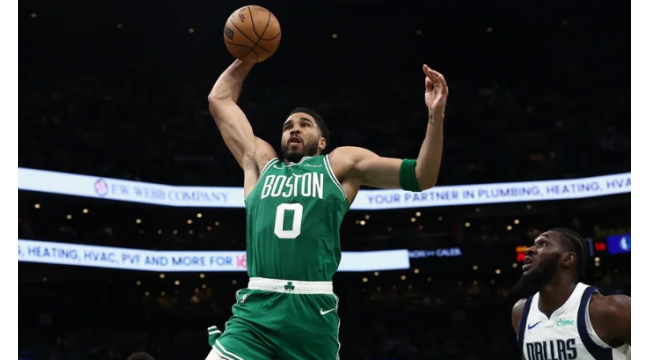 Jayson Tatum fait un retour gagnant, aide les Celtics à surmonter les Mavericks
