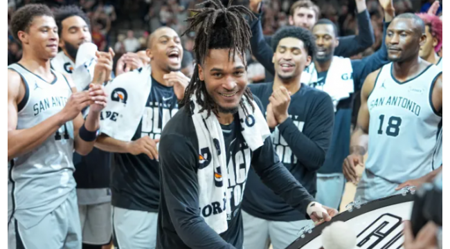 Julian Champagnie sur les raisons pour lesquelles les Spurs de San Antonio sont devenus candidats au titre cette saison