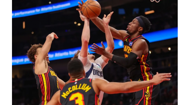 Les Faucons prolongent la série à sept avec une attaque tardive contre les Mavs