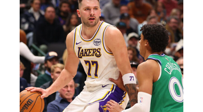 Luka Doncic batt à nouveau les Mavericks alors que les Lakers rallient en 4e place pour une victoire 116-110