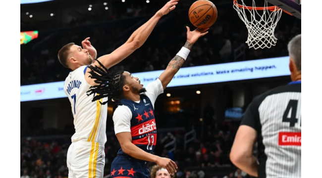 Les guerriers étendent la diapositive des sorciers: Trae Young souches quad