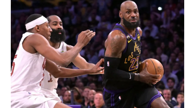 LeBron James marque la victoire de tous les temps dans la victoire des Lakers sur les Cavaliers