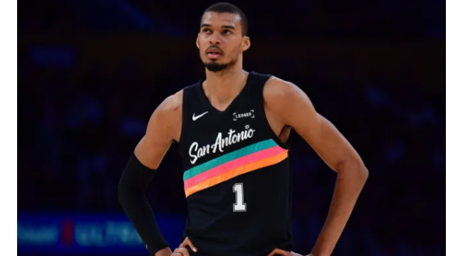 Les Spurs prévoient d'associer Victor Wembanyama à une ex-superstar des Warriors de 50 millions de dollars par rachat