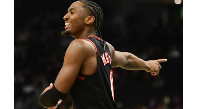 Tyrese Maxey réagit à la victoire MVP des Rising Stars de VJ Edgecombe