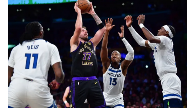 Les Lakers attrapent les Loups dans le classement grâce au triple-double de Luka Doncic