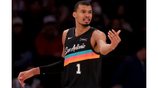 Les Spurs espèrent que la dose d'adversité les alimentera pour gagner les 76ers