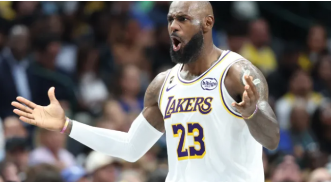 LeBron James des Lakers critique son fils Bronny à mi-match contre les Mavericks