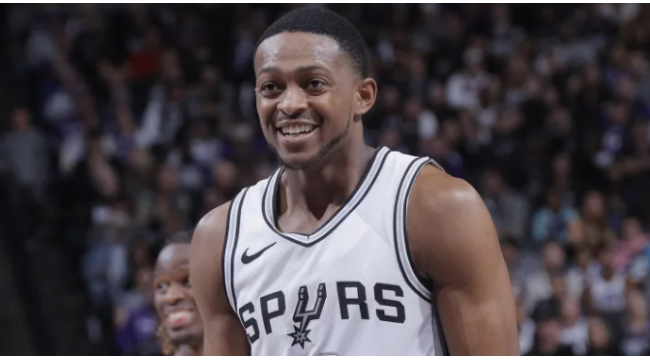 Erik Spoelstra salue De'Aaron Fox avant le match contre les Spurs