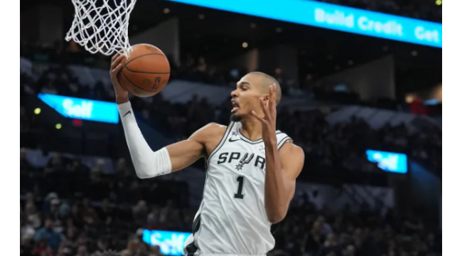 L'entraîneur-chef des San Antonio Spurs, Mitch Johnson, fait campagne pour Victor Wembanyama pour gagner le MVP