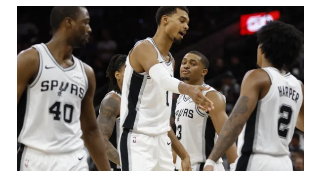 Victor Wembanyama fait l'histoire alors que les Spurs surpassent les Blazers au premier match