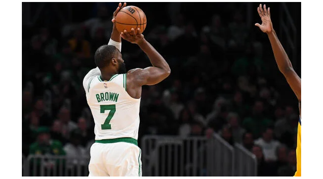 Jaylen Brown marque 30 points, saisit 10 rebonds pour mener les Celtics à la victoire 119-104 sur les Pacers