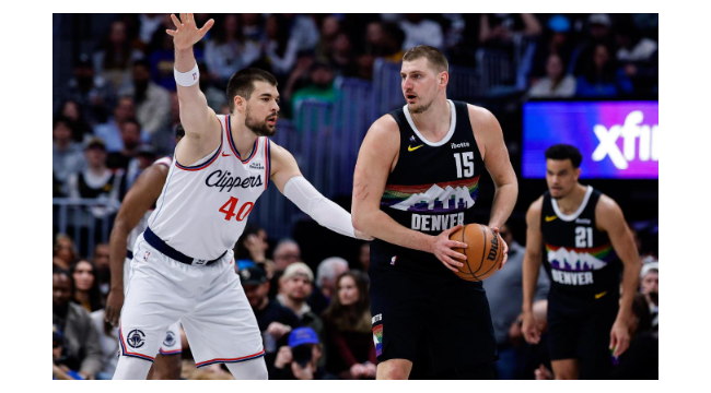 Nikola Jokic revient après une blessure au genou pour mener les Nuggets devant les Clippers, 122-109