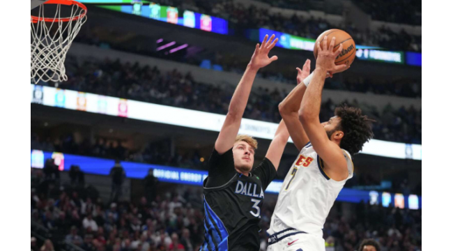 Jamal Murray marque 33 points et les Nuggets battent les Mavs 118-109 alors que Cooper Flagg sort avec la cheville tordue